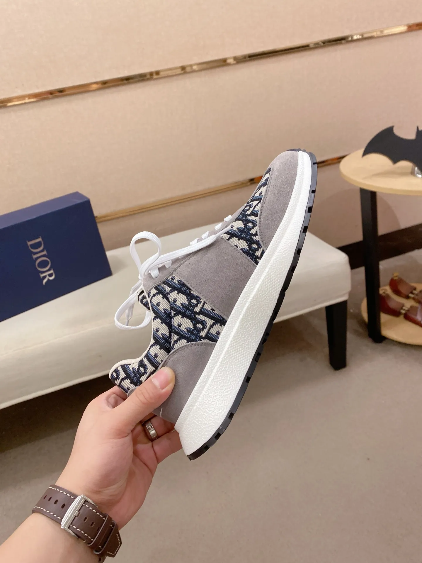 Men's shoes💰 462💰🇮🇹🇮🇹Dior d The new model is on sale at the same time at the counter. The upper 🇮🇹 is imported Italian first-layer cowhide, and the lining is fully imported sheepskin 💪💪. It is a complete 1⃣️ to 1⃣️ replica 🇮🇹💪💪, ⚠ Sole: The original sole is specially provided by the original factory. The exclusive movable molded sole is super comfortable. ⚠Original factory single goods, 🔍🔍high quality, you can enter and leave the counter at will, welcome to compare⚠. Code number: 38-44. Can be customized 45-46